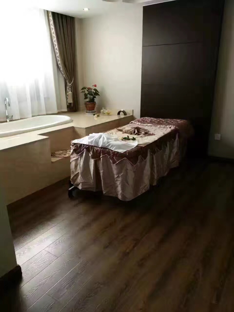 開(kāi)一家美容院加盟店需要準(zhǔn)備什么？