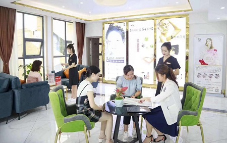 中小型美容院加盟店到底要如何經(jīng)營呢？