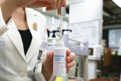 召香雪肌精華：美白大殺器，更適合你的養(yǎng)膚‘發(fā)光素’